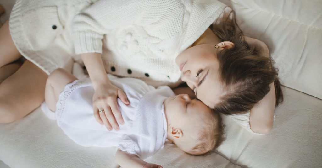 El sueño del bebé de 0 a 3 meses 8 madre bebe durmiendo en el sofa