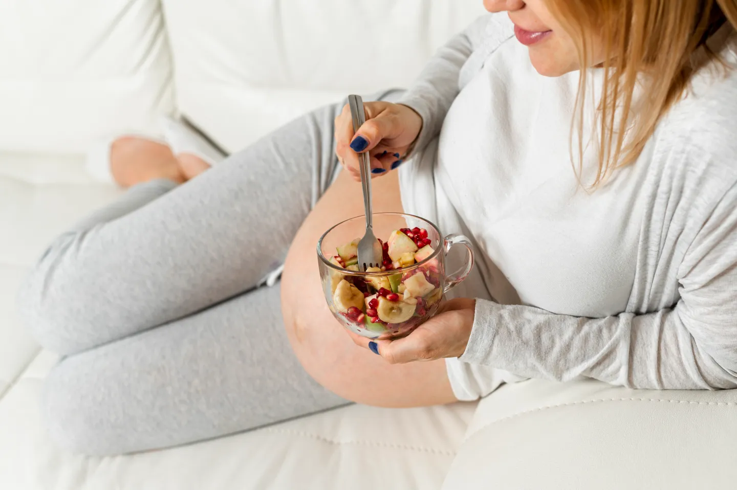 Alimentos saludables para el embarazo: frutas, vegetales, granos integrales y proteínas esenciales para una dieta prenatal balanceada.